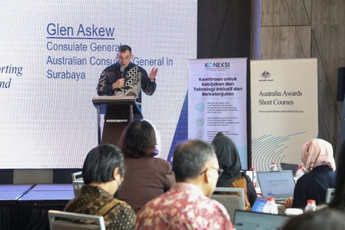 Glen Askew memberi paparan atasi banjir rob