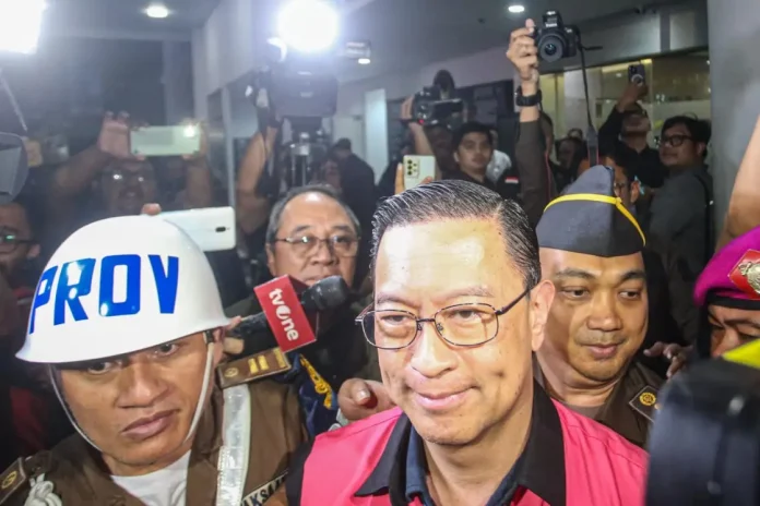 Tom Lembong digelandang ke mobil tahanan Kejaksaan Agung