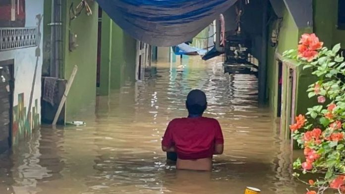 Kali Ciliwung meluap sebabkan banjir di permukiman warga.
