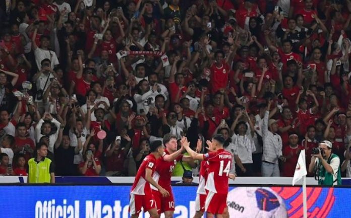 Pesepak bola Timnas Indonesia Ole Romeny (kedua kiri) berselebrasi bersama rekan setimnya usai mencetak gol ke gawang Timnas Bahrain dalam pertandingan Grup C putaran ketiga Kualifikasi Piala Dunia 2026 zona Asia di Stadion Utama Gelora Bung Karno, Senayan, Jakarta, Selasa (25/3/2025). ANTARA FOTO/Muhammad Adimaja/sgd/Spt/pri.