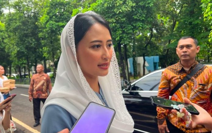 Wakil Menteri Perdagangan (Wamendag) Dyah Roro Esti Widya Putri menjawab pertanyaan awak media di sela menghadiri open house Menteri Investasi dan Hilirisasi/CEO Danantara Rosan Perkasa Roeslani di Jakarta, Selasa (1/4/2025). ANTARA/Harianto