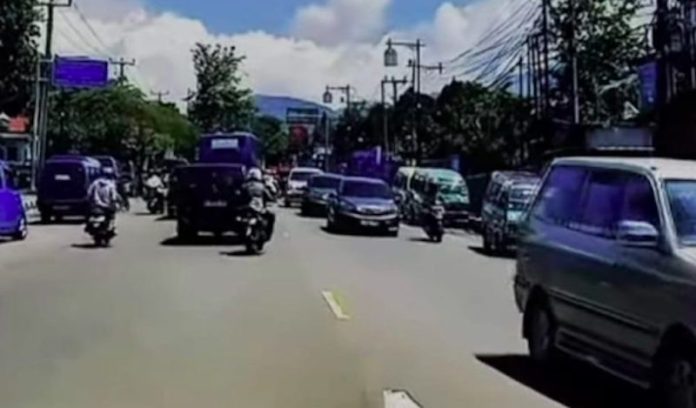Volume kendaraan di jalur Puncak, Cianjur, ramai lancar pada H+6 lebaran tidak terlihat antrean panjang kendaraan seperti pada puncak arus balik pada H+5 ebaran, Senin (7/4/2025).(ANTARA/Ahmad Fikri). (Ahmad Fikri)