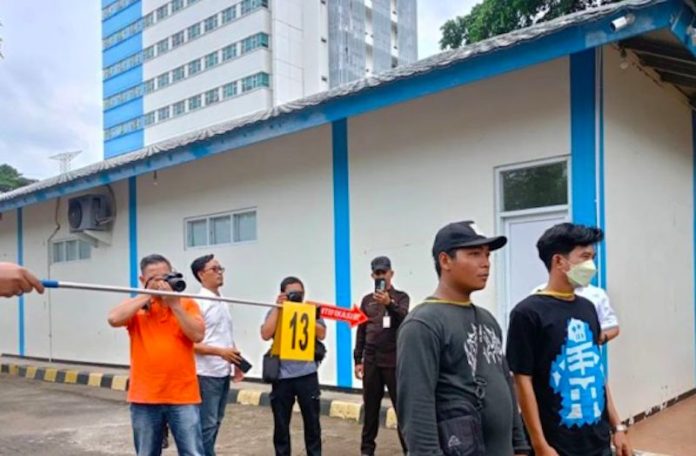 Polres Metro Jakarta Timur menggelar prarekonstruksi terkait tewasnya mahasiswa Kenzha Erza Walewangko (22) di dalam area kampus Universitas Kristen Indonesia (UKI), Cawang, Jakarta Timur, Rabu (26/3/2025). (ANTARA/Siti Nurhaliza)