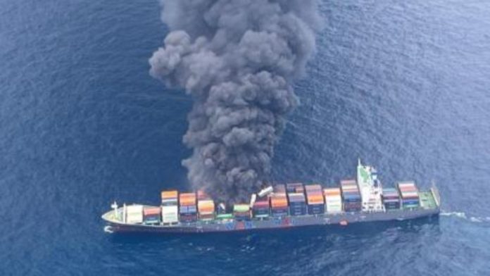 Kapal kargo Singapura meledak