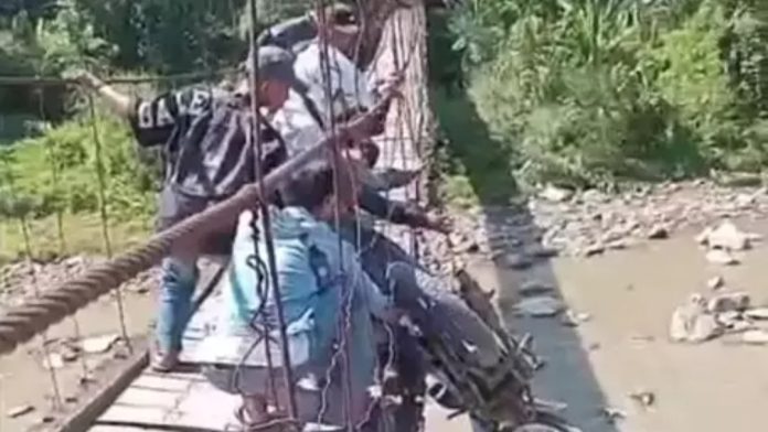 Jembatan gantung nyaris ambruk
