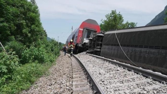 Kereta tergelincir