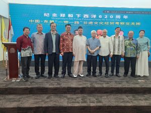 Gelar Seminar Peran Strategis Cheng Ho, Perkumpulan Persatuan Guangdong Indonesia Tak Lupakan Sejarah 2 Para pembicara dalam seminar, yakni Ketua Aliansi Warisan Budaya Tak Benda Internasional Song Zhuo Wei, Sarjana Internasional Zheng He dan Penggagas Seni Perang Sun Tzu Global Han Shengbao, pengurus Masjid Xixiang dan Monumen Zheng He dari Universitas Xi'an Mao Kun, Wakil Presiden Eksekutif Kamar Dagang Tiongkok-ASEAN dan salah satu pendiri Tangrendao Digital/Metaverse Dr. Huang Da, Komisaris Wanxinda Holdings Chen Riling, dan Ketua Umum Matakin Budi S Tanuwibowo. (Foto: Warta Lentera)