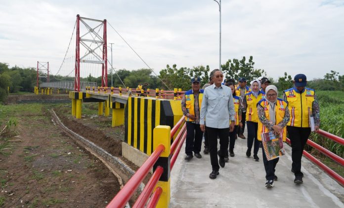 Kunjungan Menteri PU ke Jembatan Gantung Babakan Losari Lor