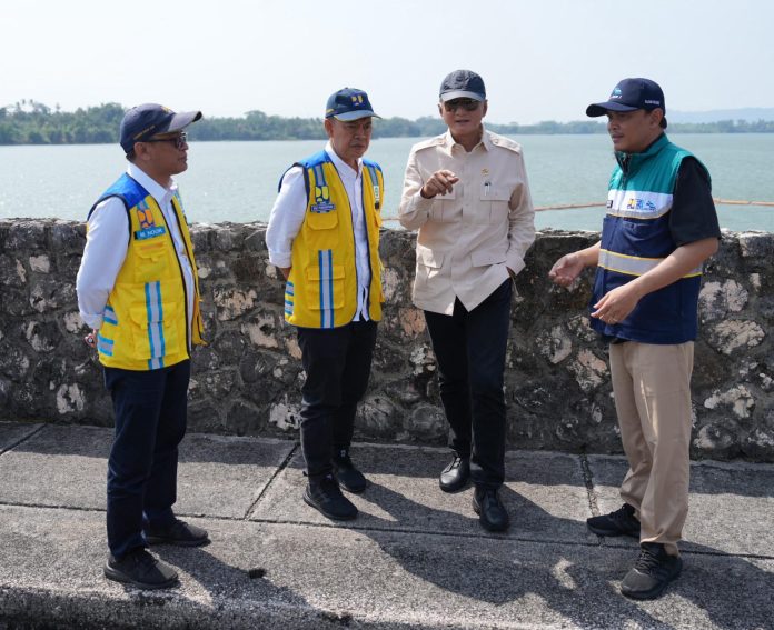 Menteri PU di Bendungan Sutami Karangkates