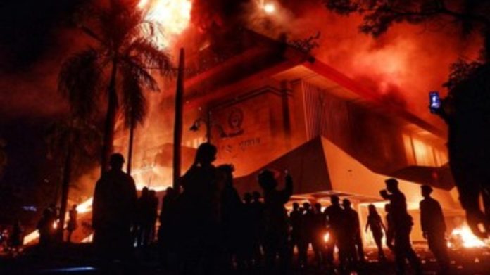 Gedung DPRD Makassar dibakar