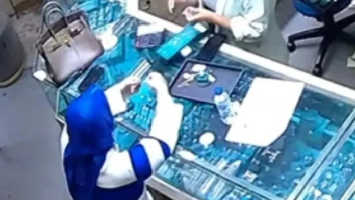 wanita pencuri kalung