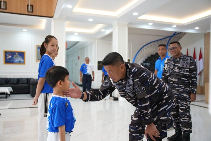 Danpuspomal TNI AL dan Atlet Taekwondo