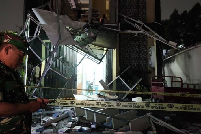 gedung farmasi meledak