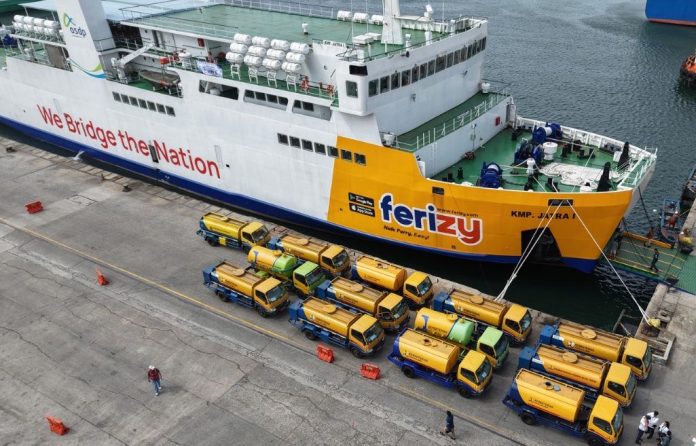 Kapal pengangkut bantuan tangki air