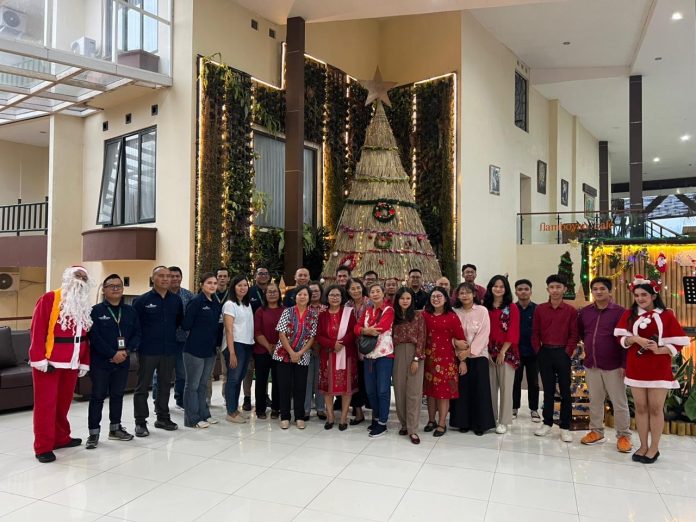 Pohon Natal di Discovery Hotel