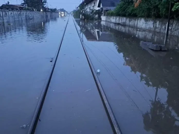 rel kereta terendam banjir