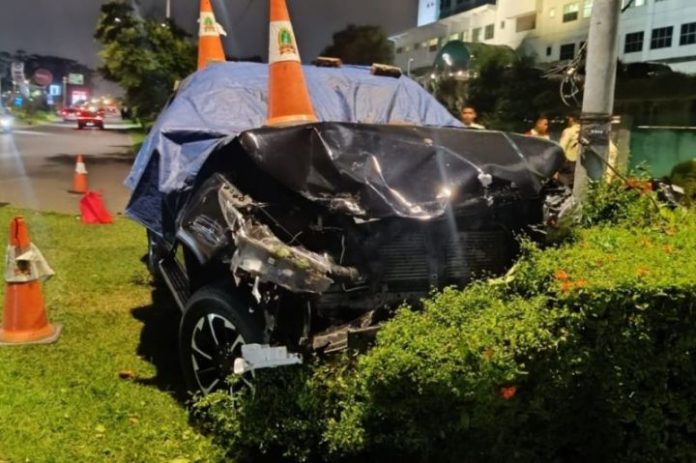 minibus tabrak motor