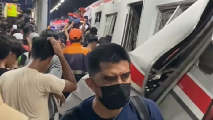 Argo Bromo Tabrak KRL