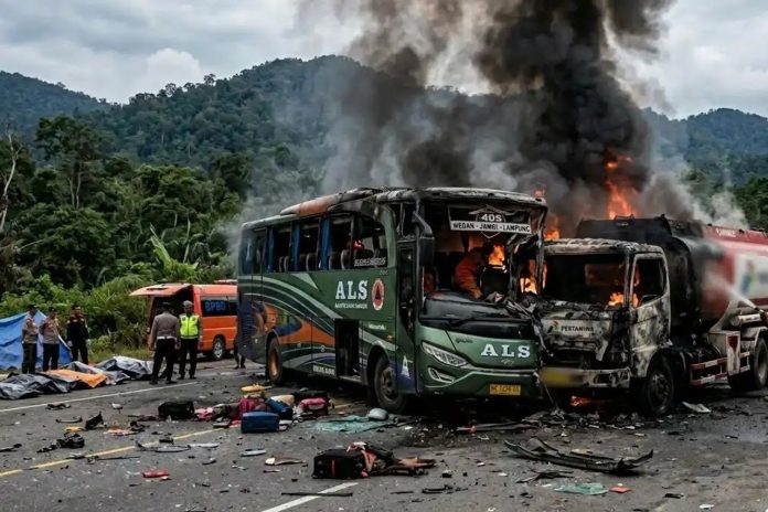 bus als tabrak truk tangki