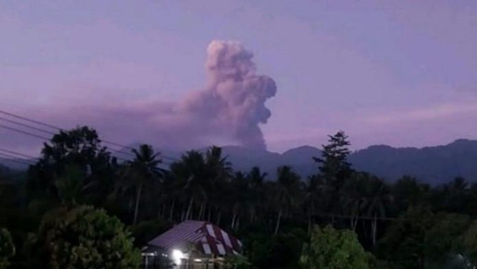 gunung dukono erupsi