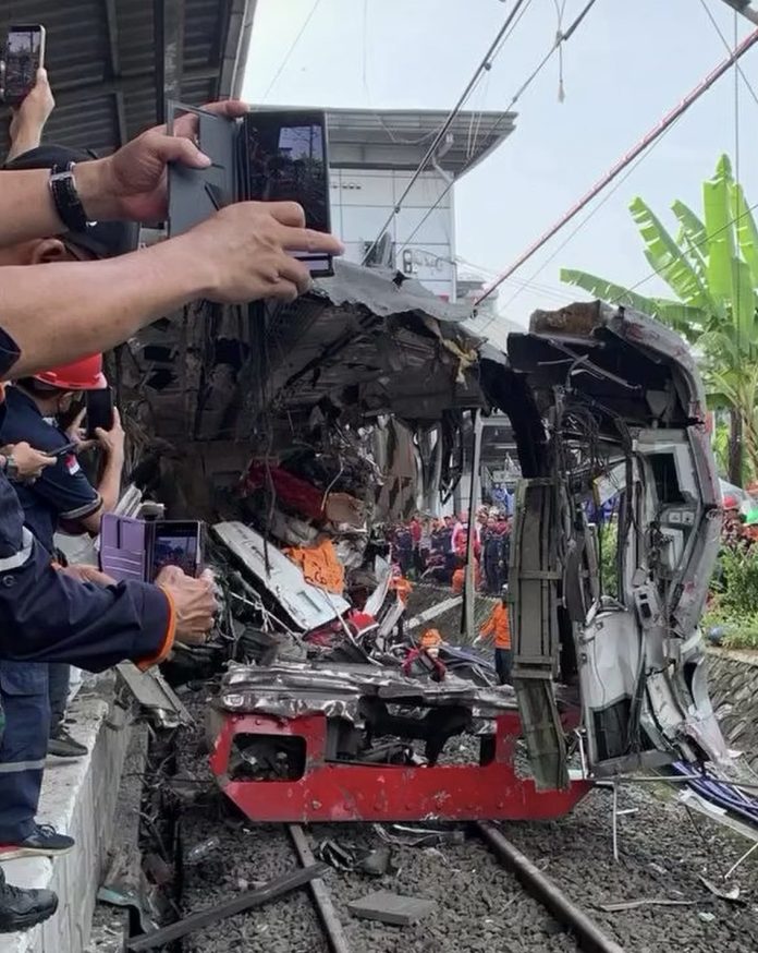Lubang Gerbong KRL