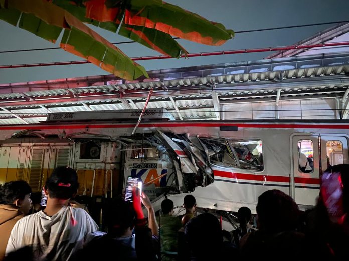 tabrakan kereta